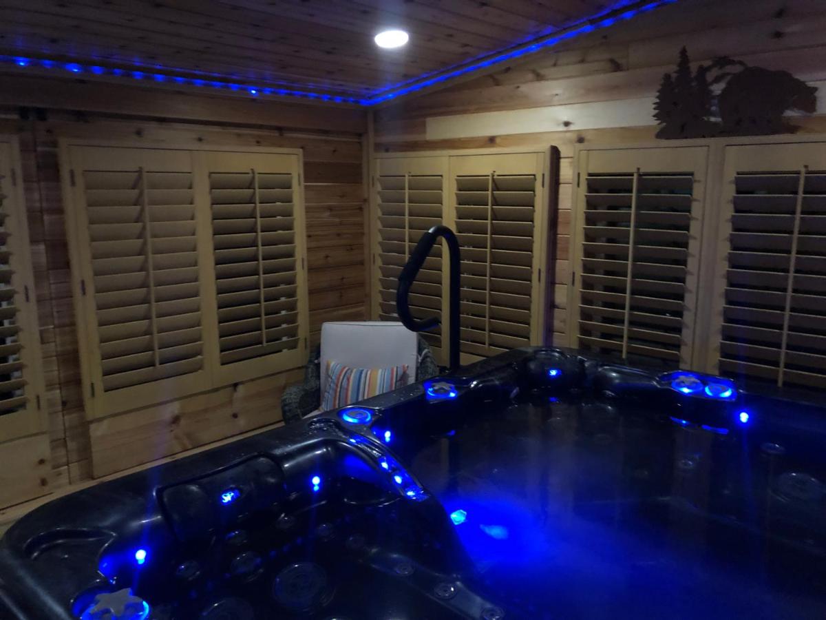 Denver Blue Bear Den 3BR 2BA & Spa - Housity