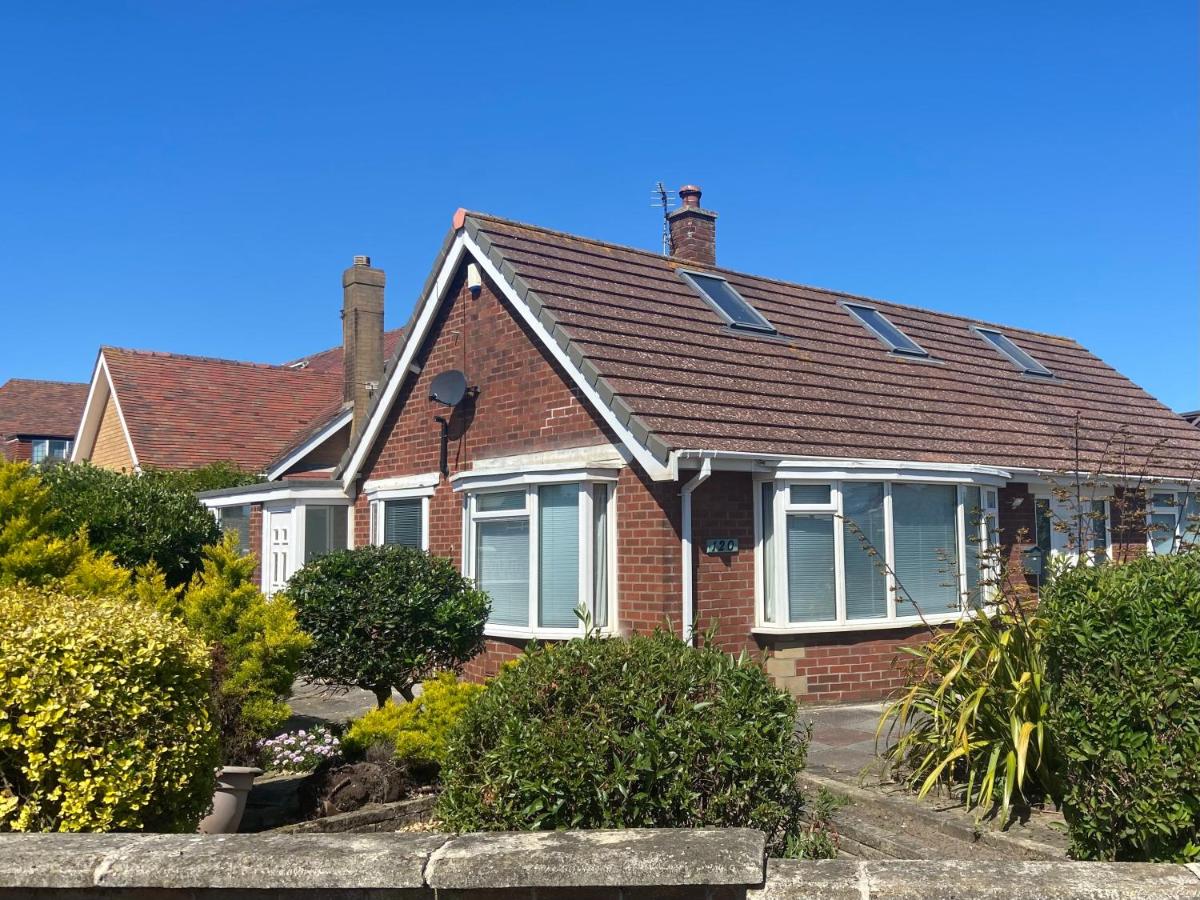 The Bungalow a Tranquil 3 bedroom property close to beach - Housity