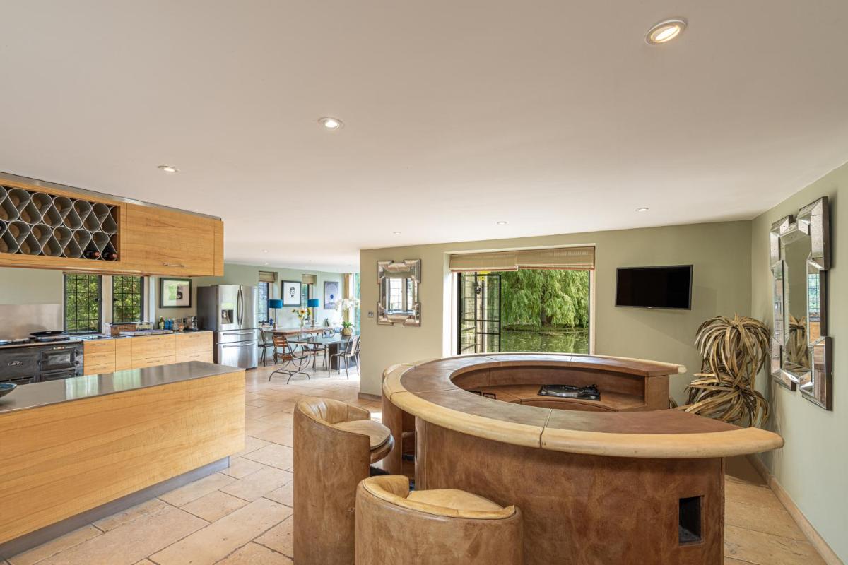 Modern countryside estate w/ lakes between Chipping Norton and Soho Farmhouse - Housity