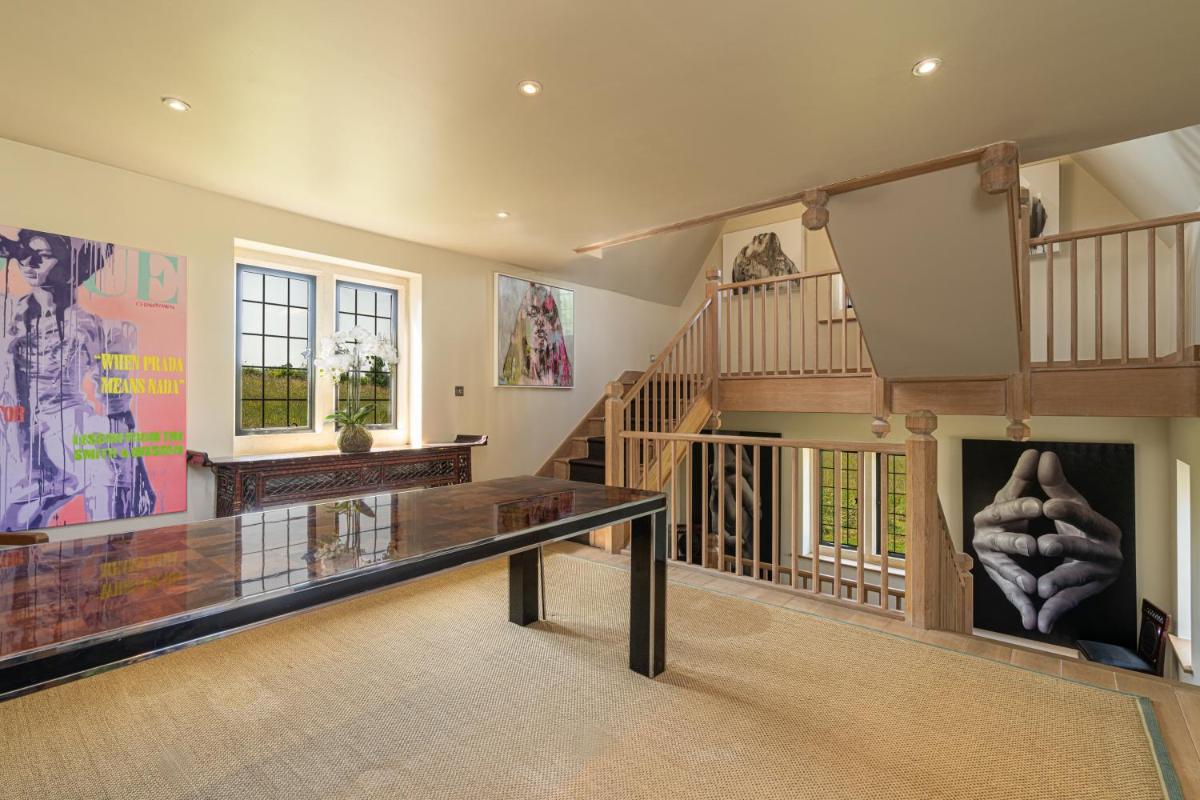 Modern countryside estate w/ lakes between Chipping Norton and Soho Farmhouse - Housity