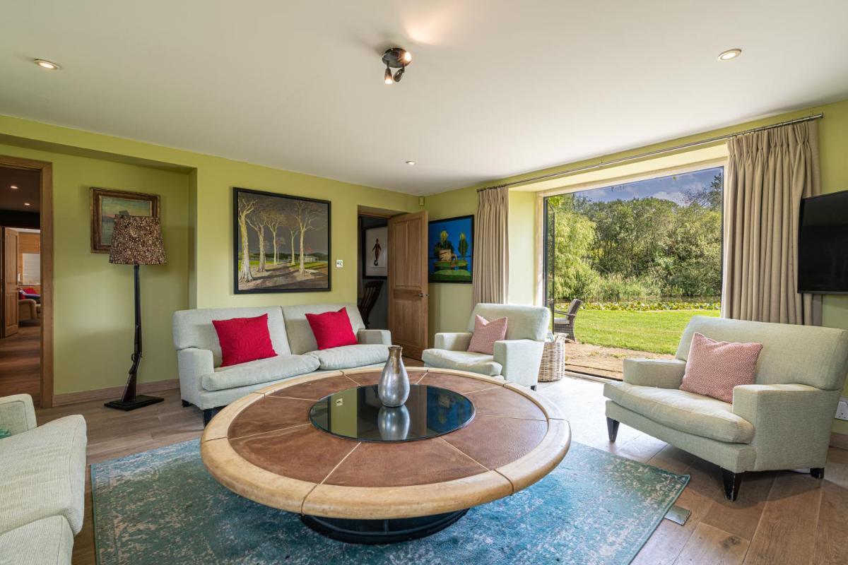 Modern countryside estate w/ lakes between Chipping Norton and Soho Farmhouse - Housity