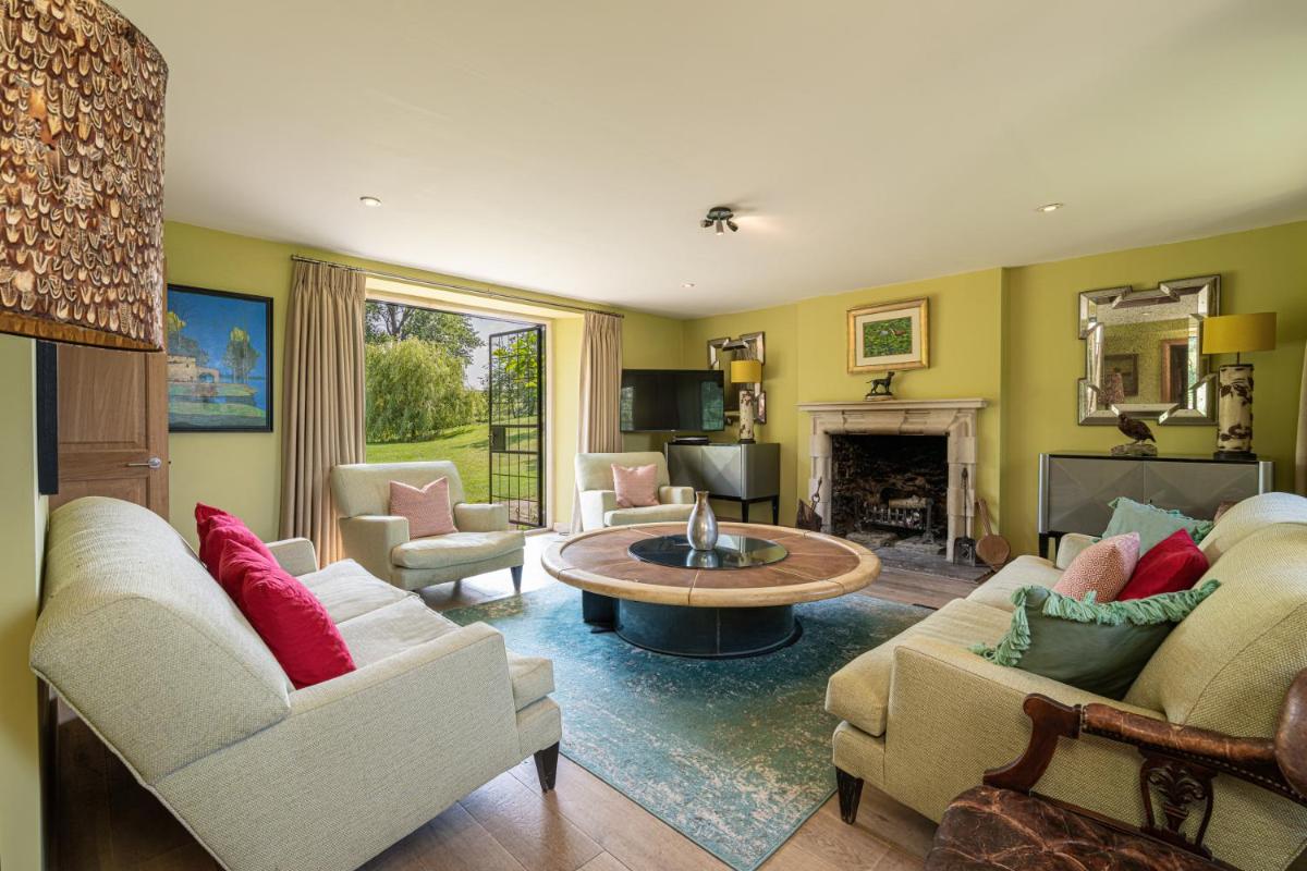 Modern countryside estate w/ lakes between Chipping Norton and Soho Farmhouse - Housity