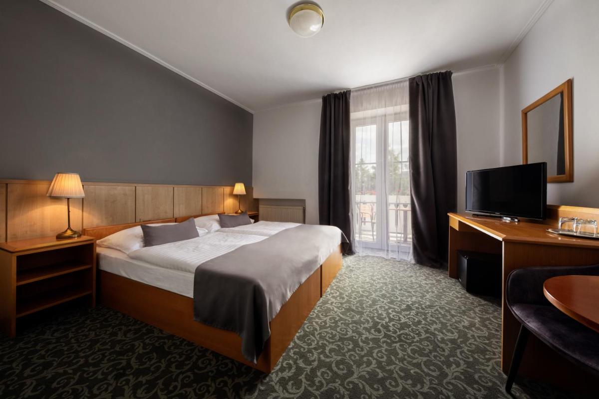 Prague Hotel Carl Inn restaurant & Free Parking - Housity
