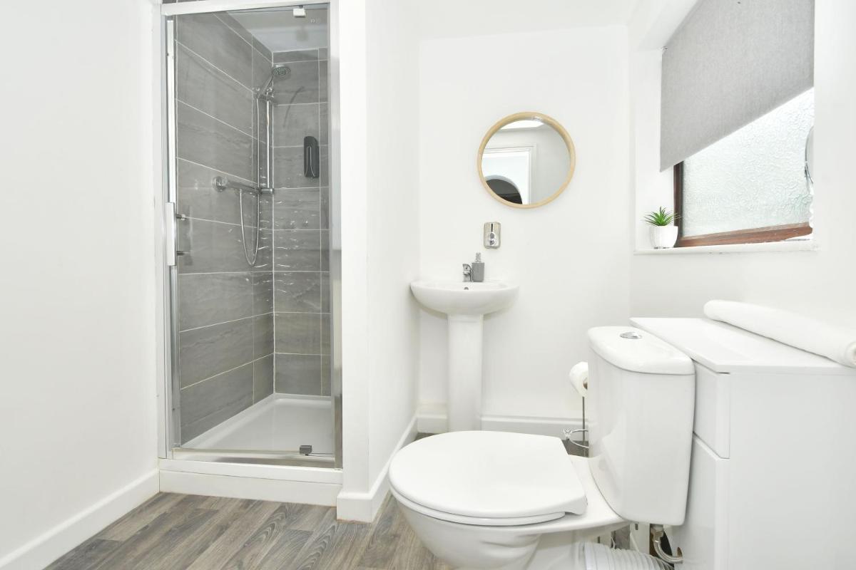 Mars House by YourStays - 3 Bedroom House in Stoke-on-Trent - Housity