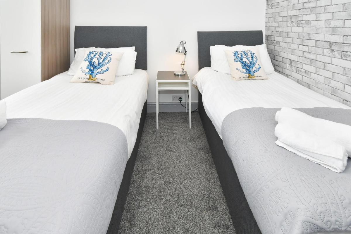 Mars House by YourStays - 3 Bedroom House in Stoke-on-Trent - Housity