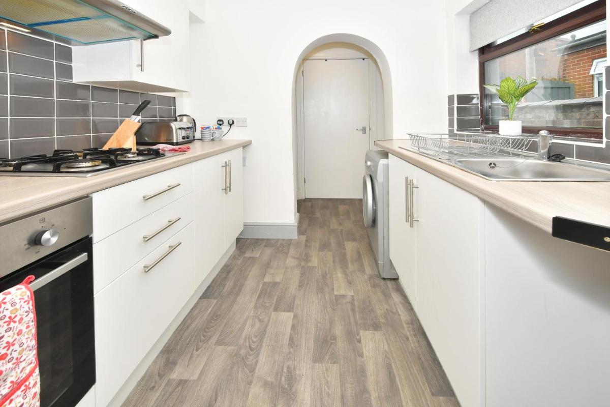 Mars House by YourStays - 3 Bedroom House in Stoke-on-Trent - Housity
