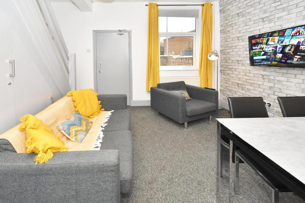 Mars House by YourStays - 3 Bedroom House in Stoke-on-Trent - Housity