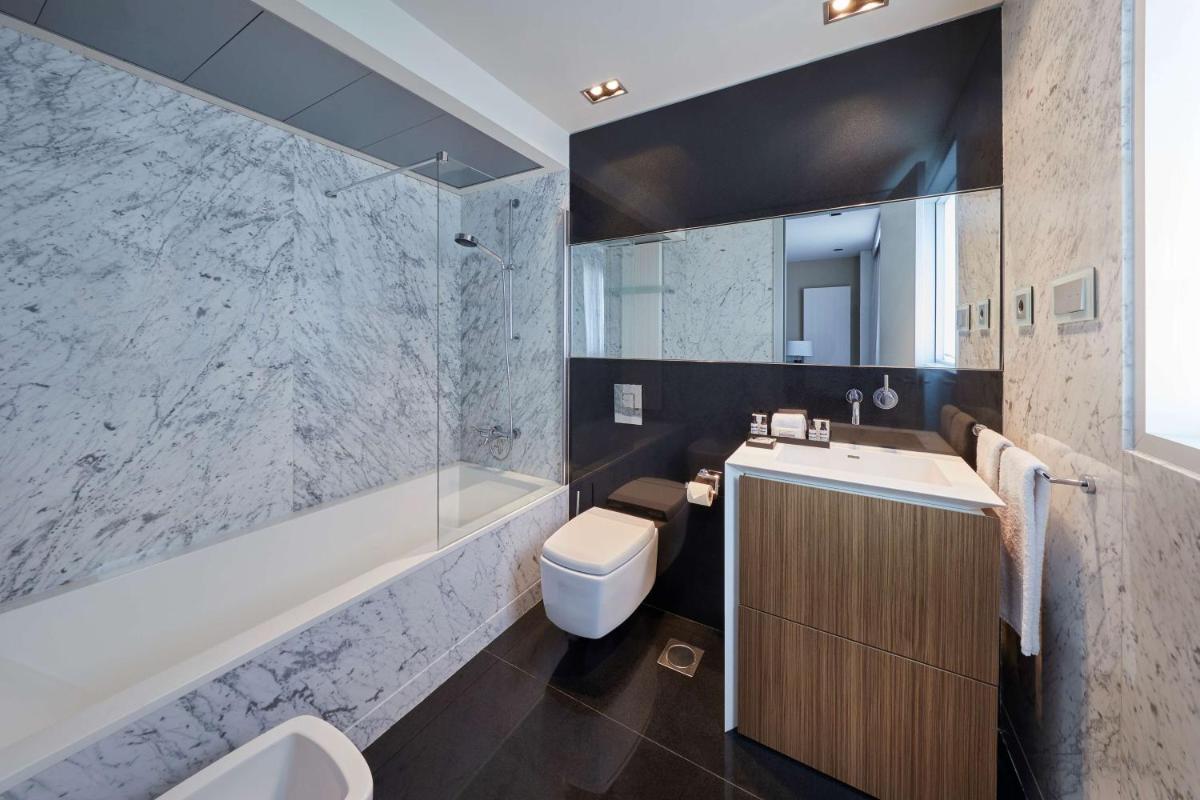 Un baño de Hyatt Regency Madrid Residences