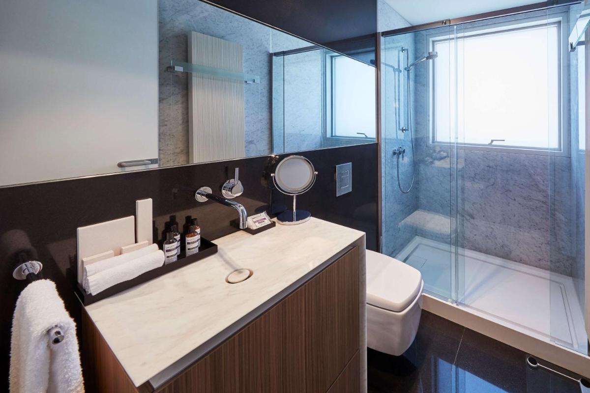Un baño de Hyatt Regency Madrid Residences
