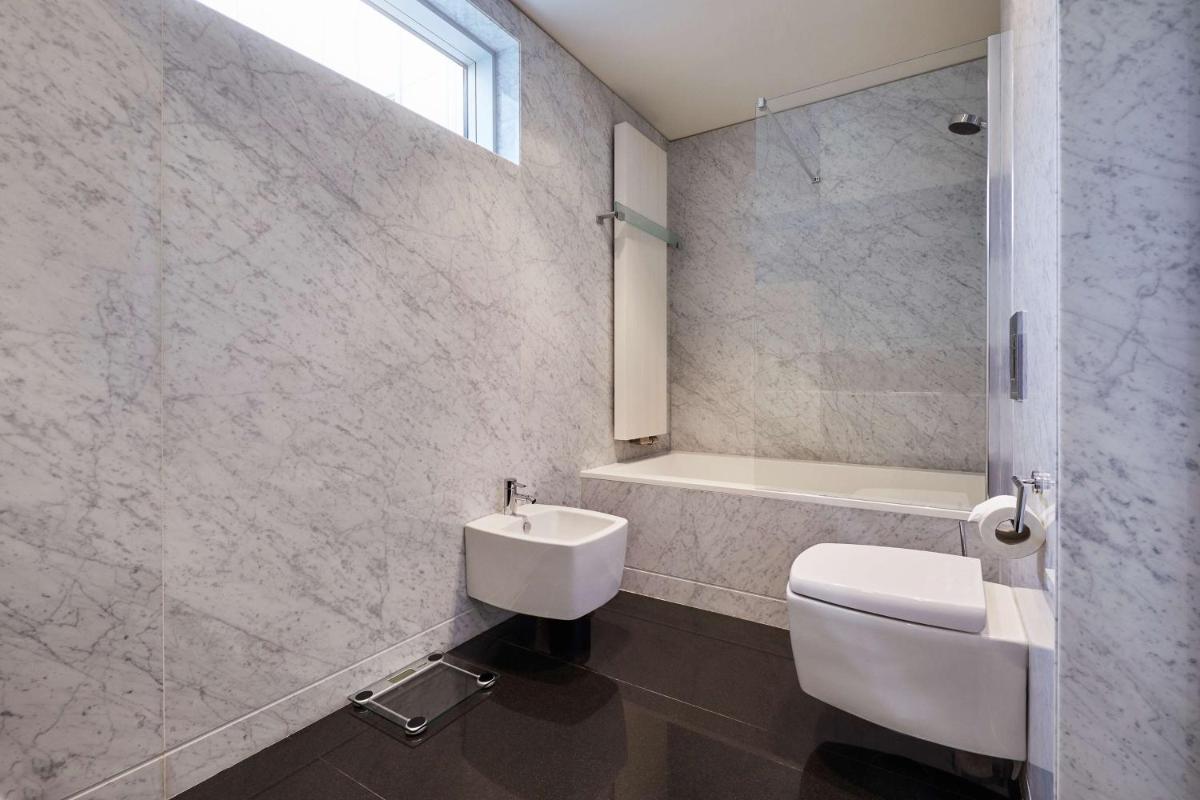 Un baño de Hyatt Regency Madrid Residences