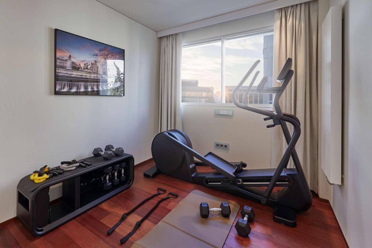 Gimnasio o instalaciones de fitness de Hyatt Regency Madrid Residences