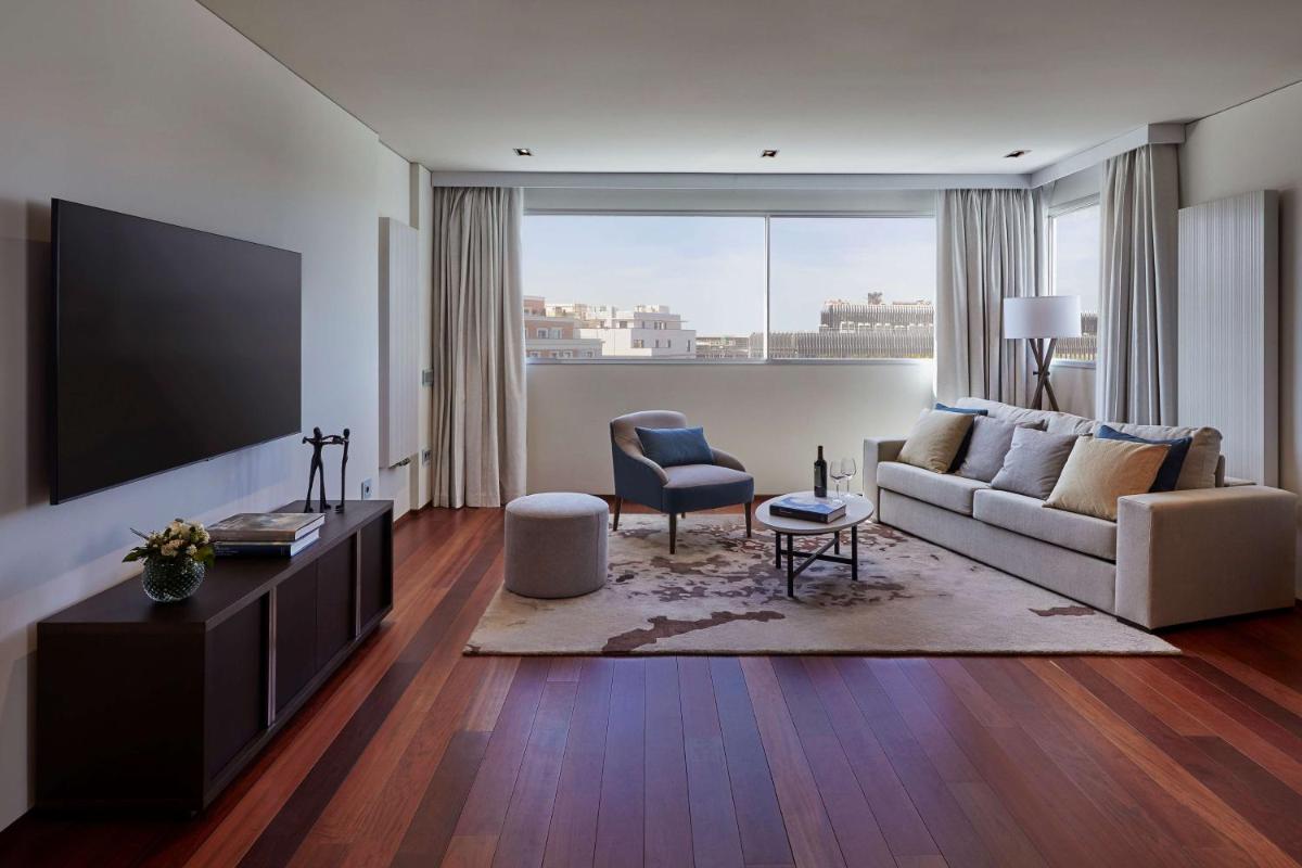 Una televisión o centro de entretenimiento en Hyatt Regency Madrid Residences