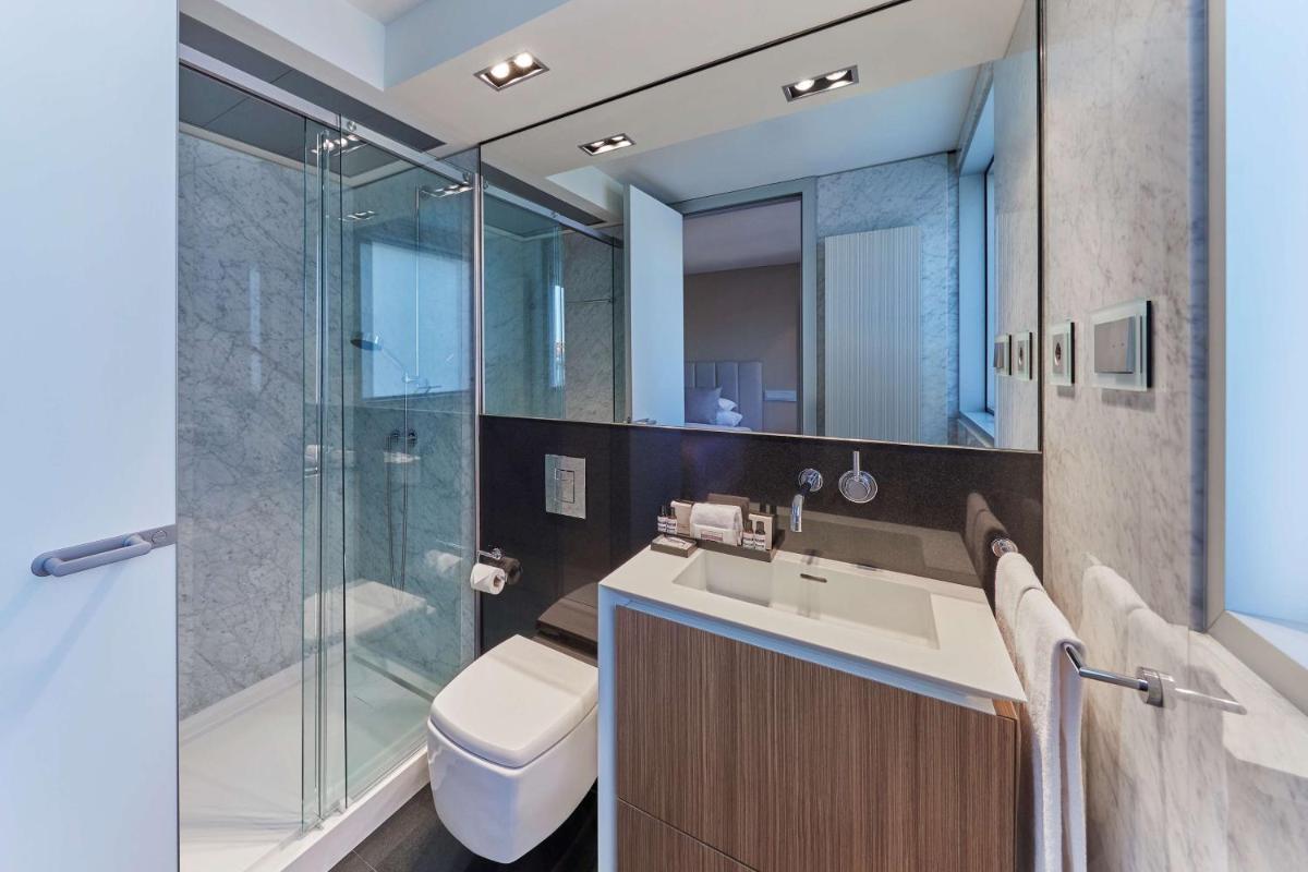 Un baño de Hyatt Regency Madrid Residences