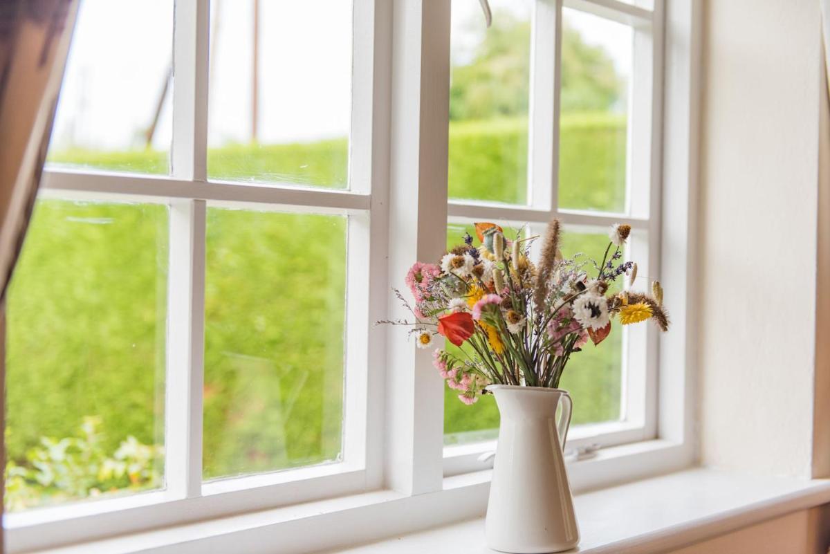 Plum Pudding Cottage by Bloom Stays - Housity