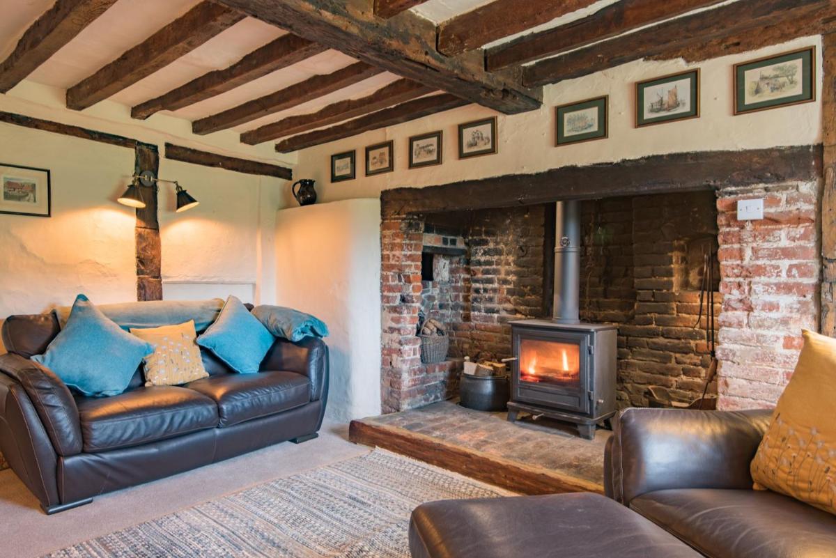 Plum Pudding Cottage by Bloom Stays - Housity