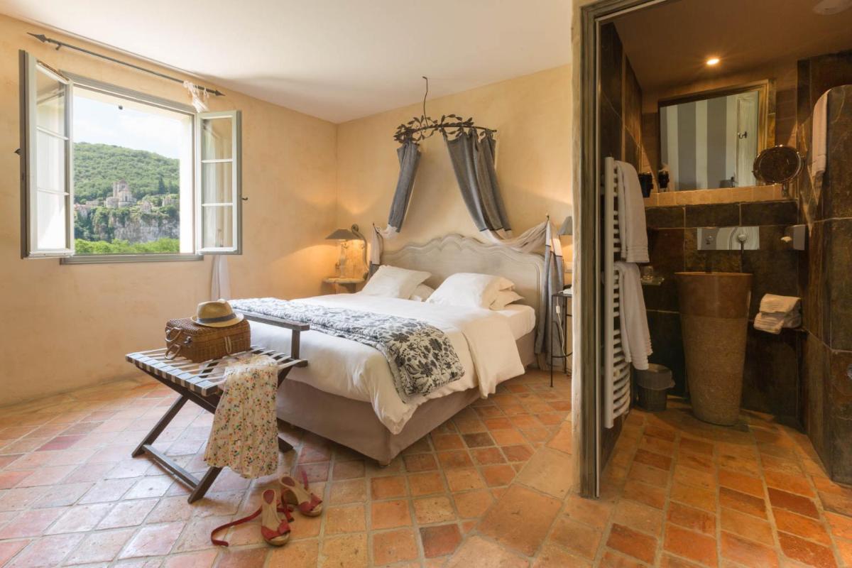 Un ou plusieurs lits dans un hébergement de l'établissement Hôtel-Spa Le Saint Cirq