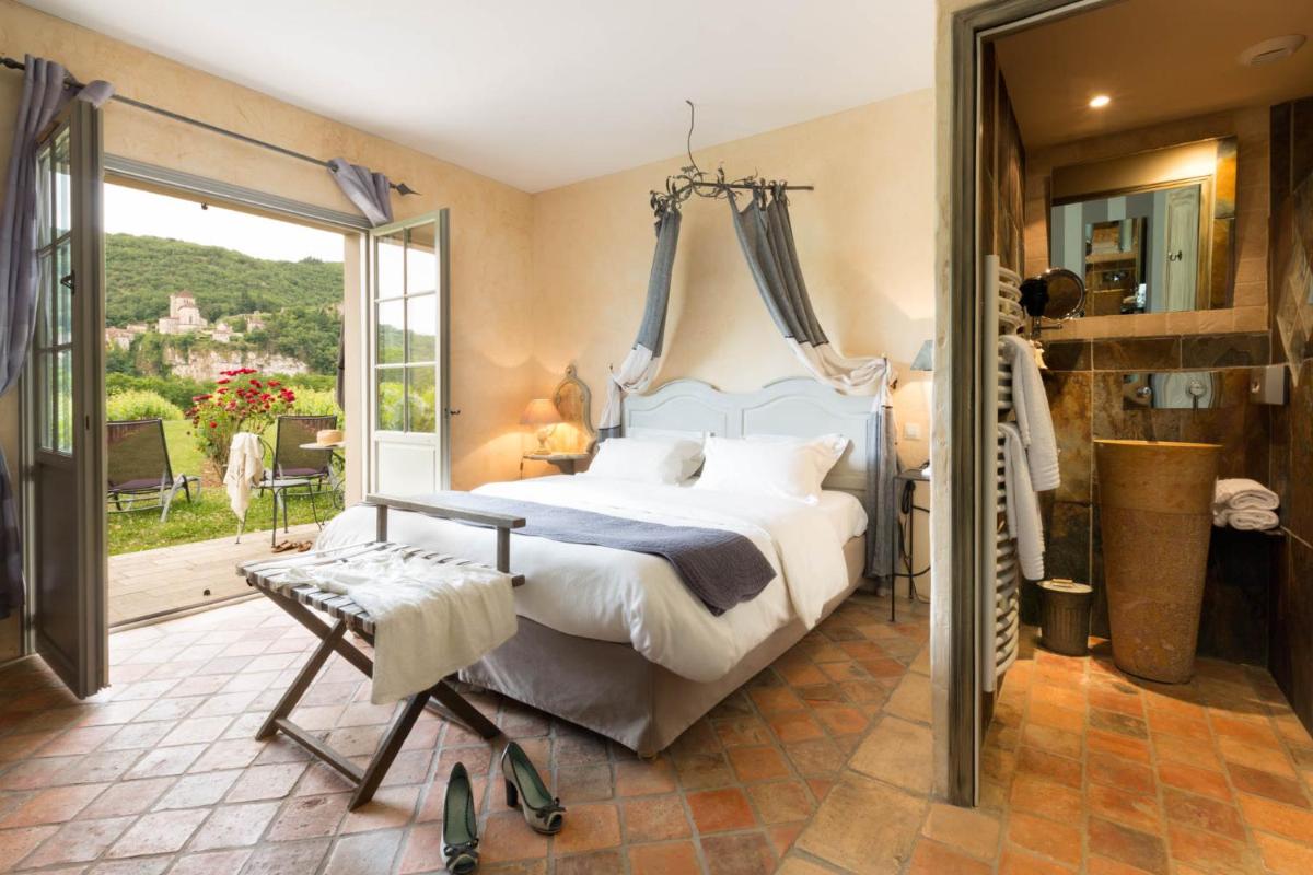 Un ou plusieurs lits dans un hébergement de l'établissement Hôtel-Spa Le Saint Cirq