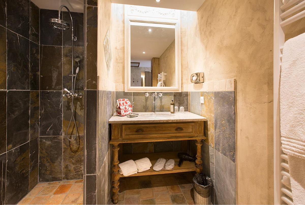 Salle de bains dans l'établissement Hôtel-Spa Le Saint Cirq