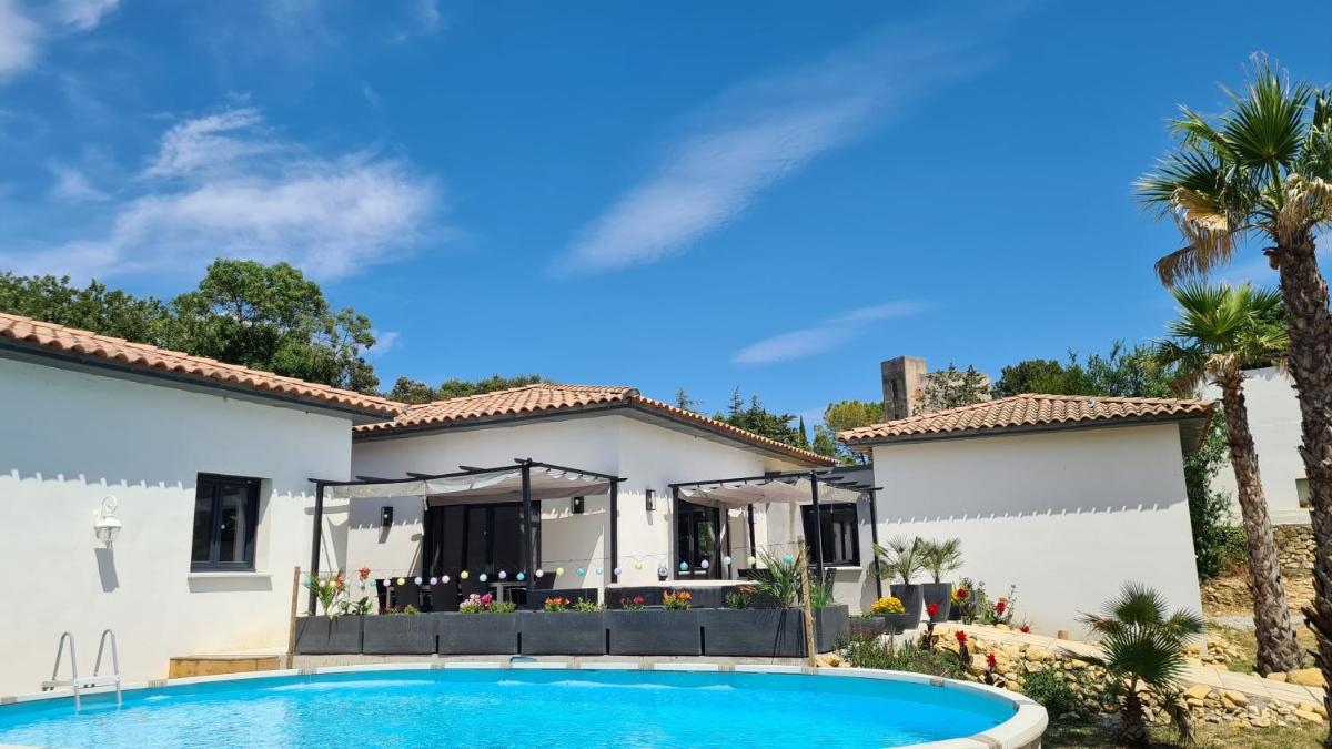 Grand villa avec piscine privée à 40min de la mer - Housity