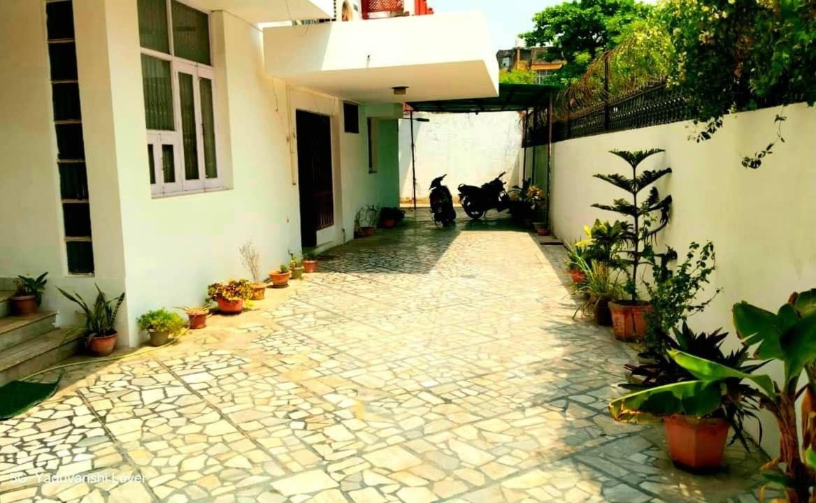 Suitetrails - Shri Kunj Hotel and Home Stay