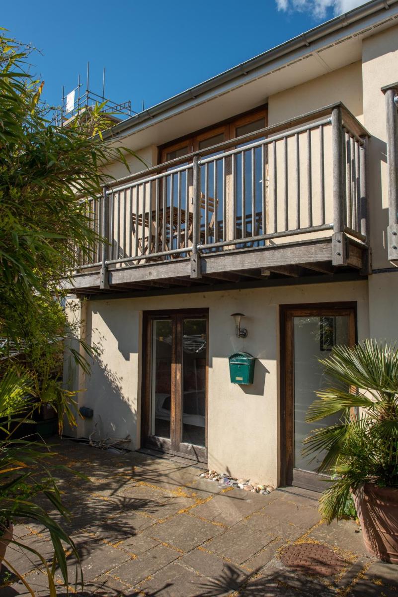 Modern, well placed house walkable to beach & town - Housity