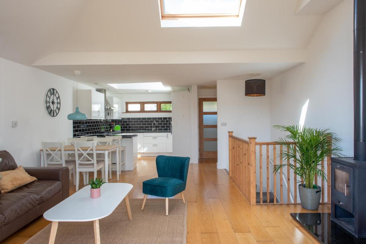Modern, well placed house walkable to beach & town - Housity