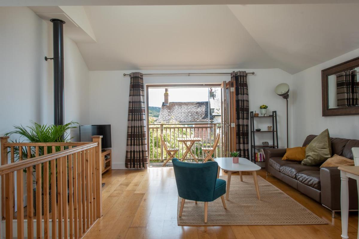 Modern, well placed house walkable to beach & town - Housity