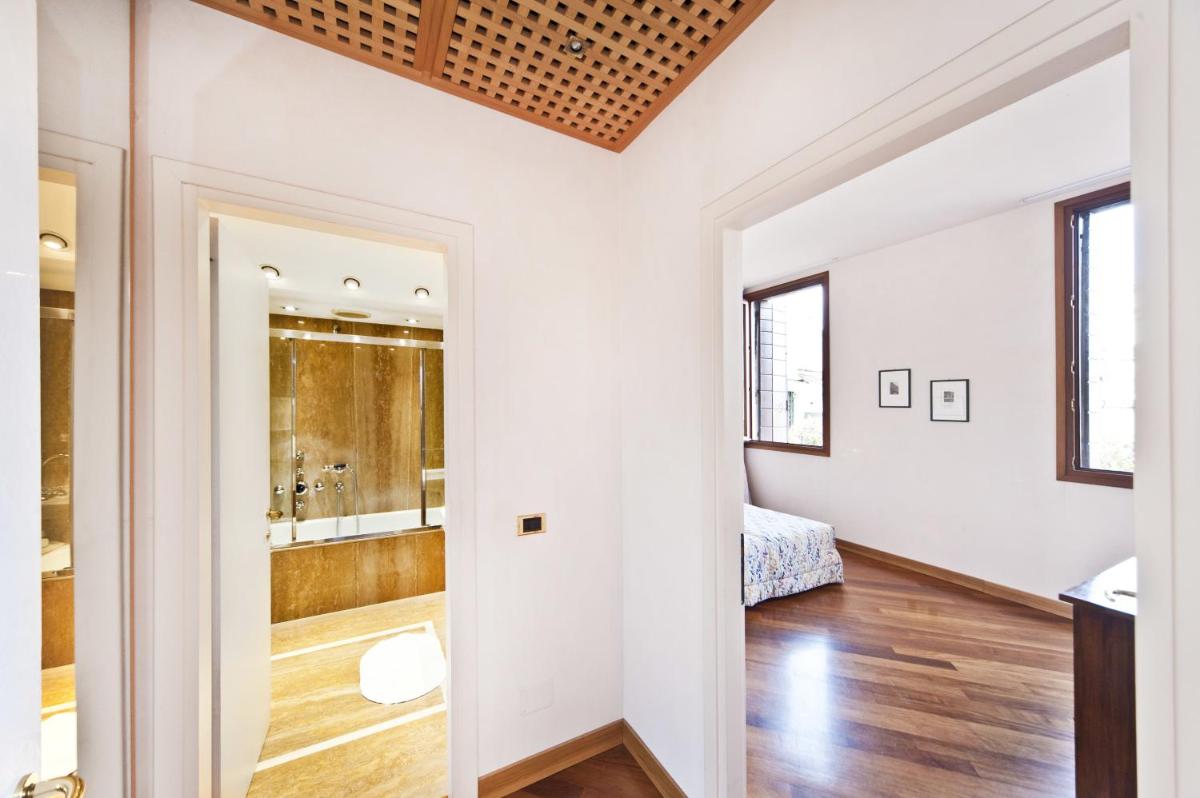 Very central apartment in historical 1600 Palace with lift within a few min walk from San Marco Square - Housity