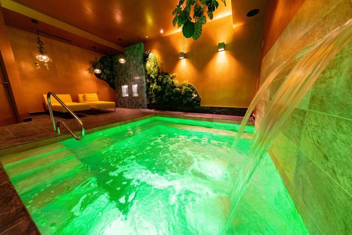 Piscine de l'établissement Alex Hotel & Spa ou située à proximité