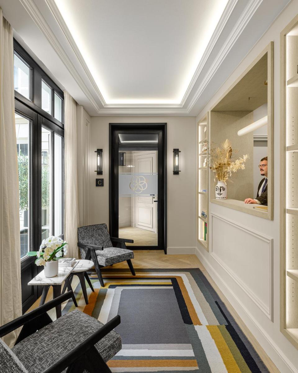 - un salon avec un couloir, des chaises et un miroir dans l'établissement Black Door, à Paris