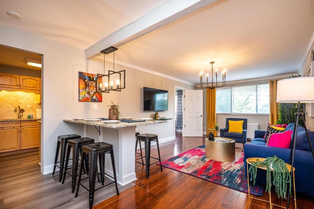 Downtown ATL Condo w Pool King Bed LM1K2T - Housity