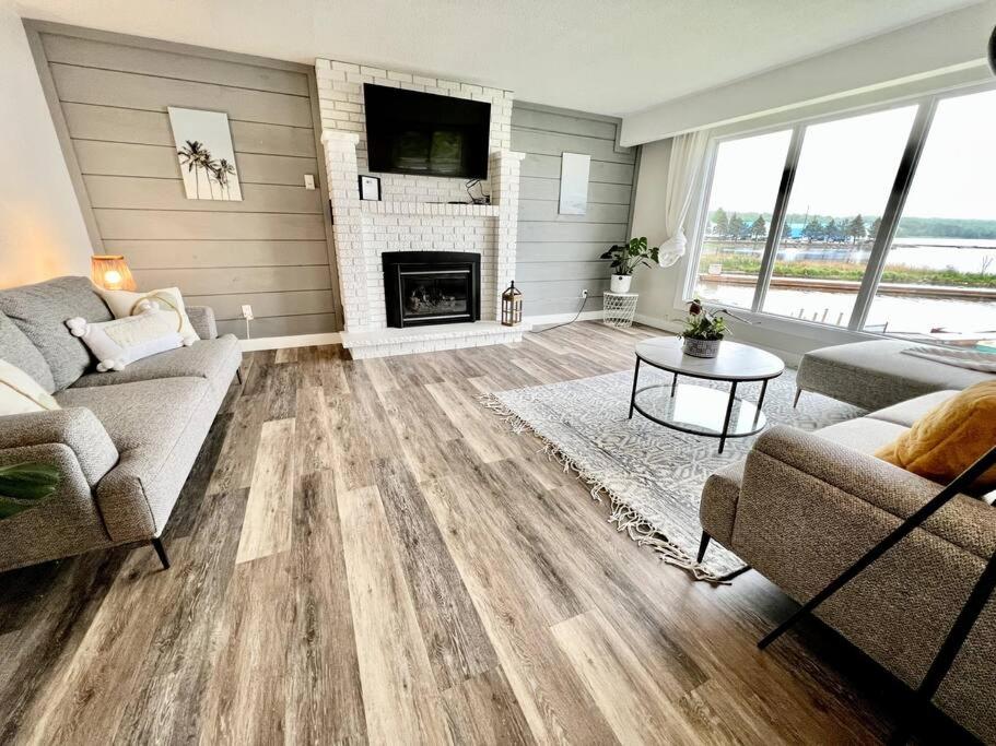 Peaceful Waterfront Cottage on Georgian Bay - Housity