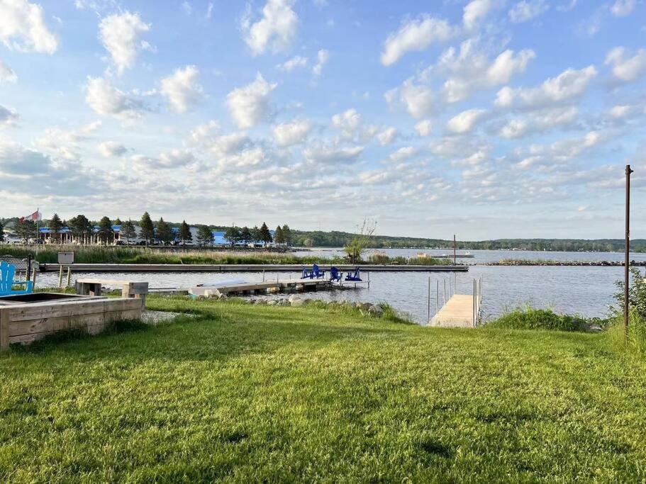 Peaceful Waterfront Cottage on Georgian Bay - Housity
