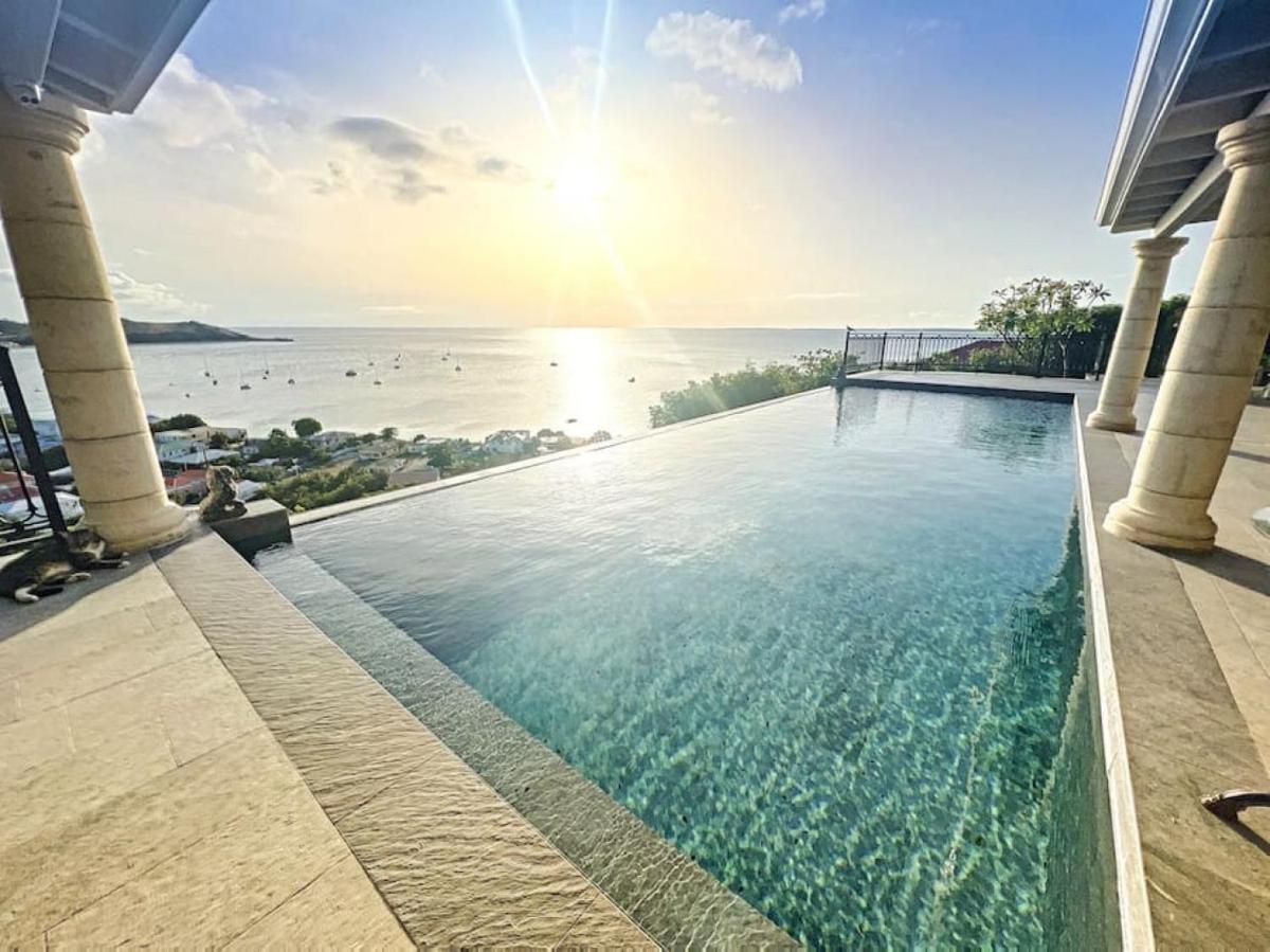 Blue Room in a shared Villa Diamant with communal pool and sea view - Housity