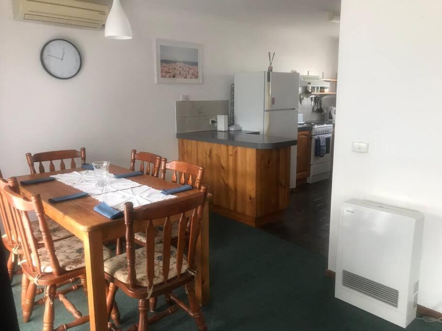 Suitetrails - Homely private 2 bedroom unit in the heart of town