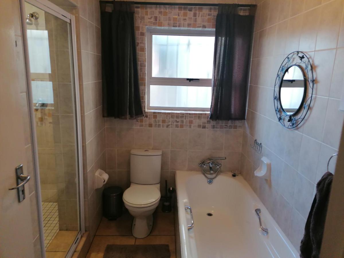 Suitetrails - Inviting 3-Bed House in Kempton Park