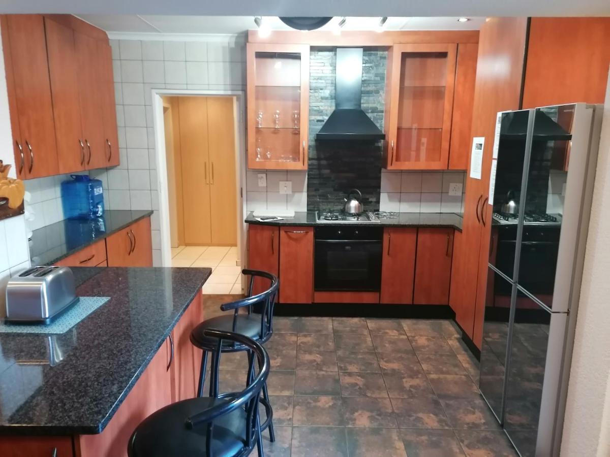 Suitetrails - Inviting 3-Bed House in Kempton Park