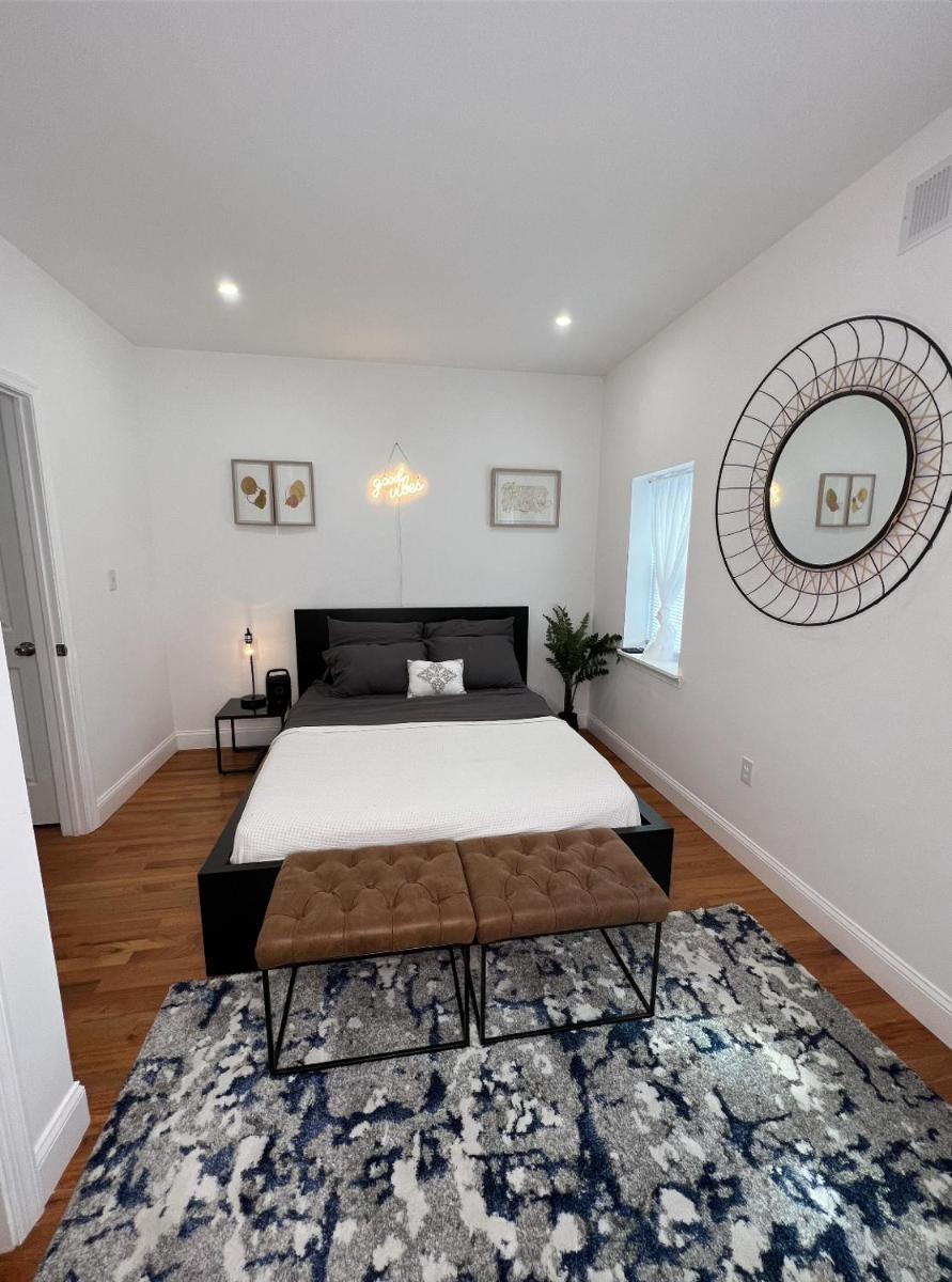 Conveniently located 10 minutes from Center City Philadelphia! Luxurious University City 1-2 bedroom apartments available now - Housity