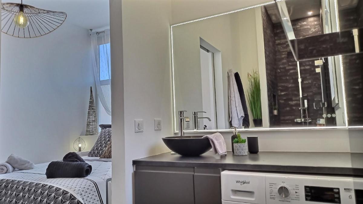 Black&White Home-by So'SerenityHome-Balcon-Parking - Housity
