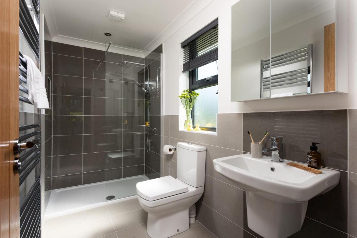 Juniper Lodge, 28 Roadford Lake Lodges - Housity