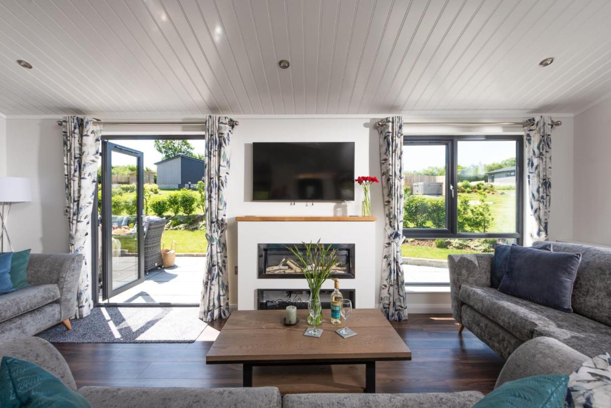Juniper Lodge, 28 Roadford Lake Lodges - Housity