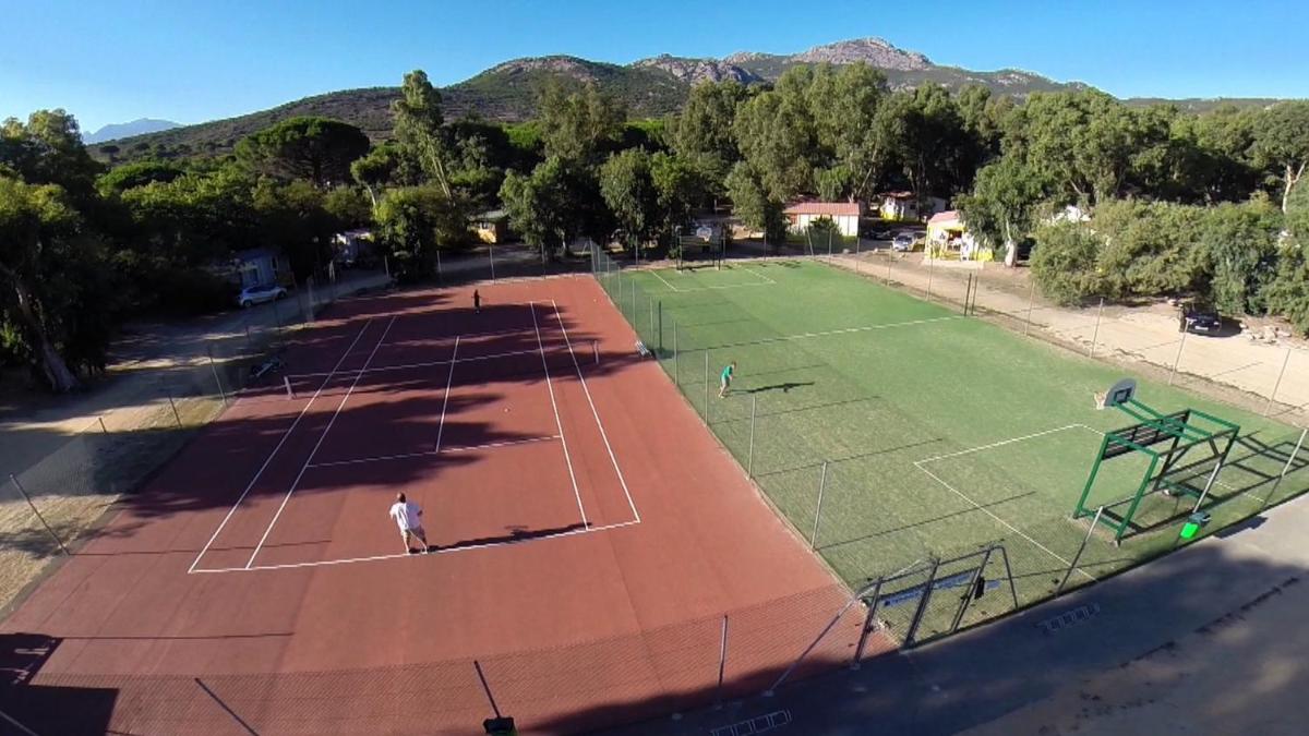 Tennis ou squash au sein de le complexe hôtelier ou à proximité