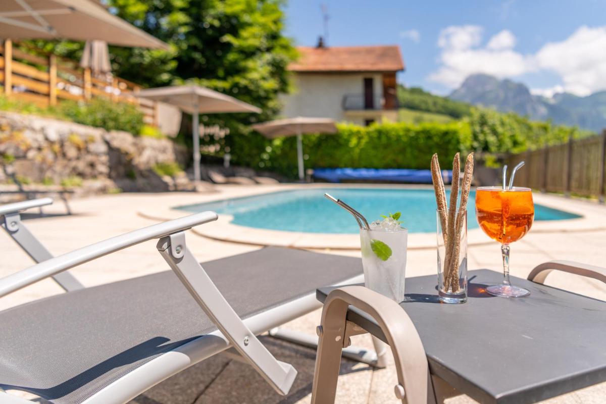 Piscine de l'établissement Hotel Le Bois Joli ou située à proximité