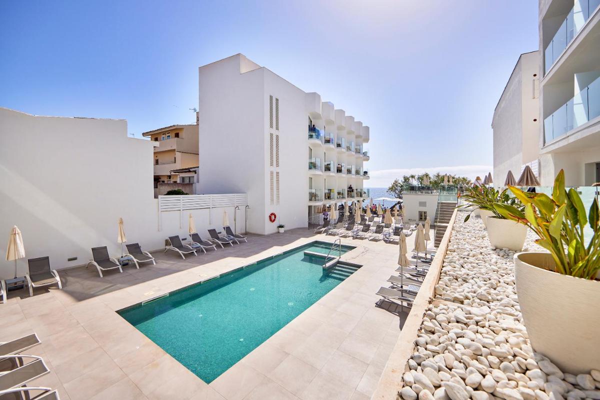 una imagen de una piscina en un hotel en Hotel Ilusion Moreyo - Adults Only, en Cala Bona