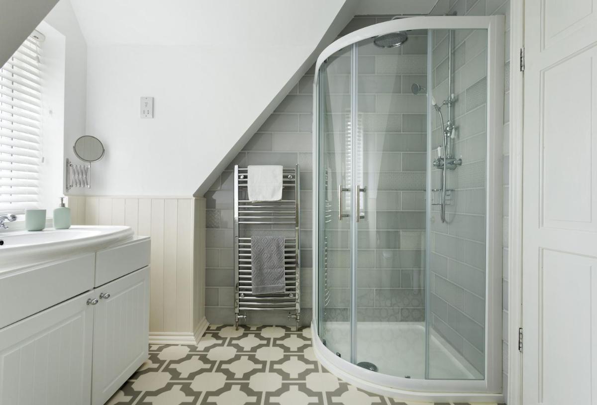 Upper End House - Housity