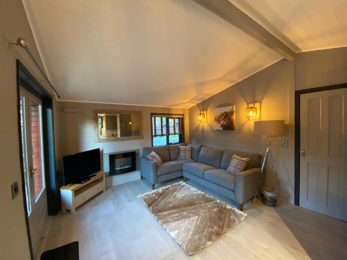 L19 - Penrhyn Spa Lodge with Hot Tub - Housity