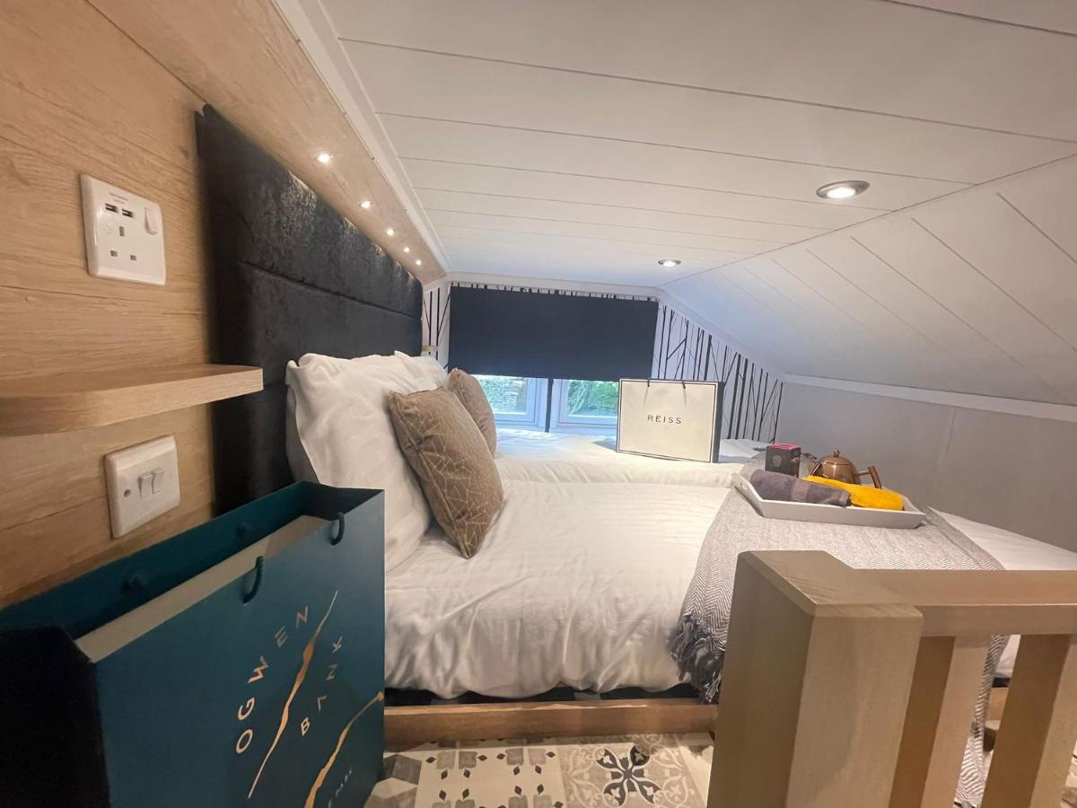 P74 - Riverside Family Pod with Hot Tub - Housity