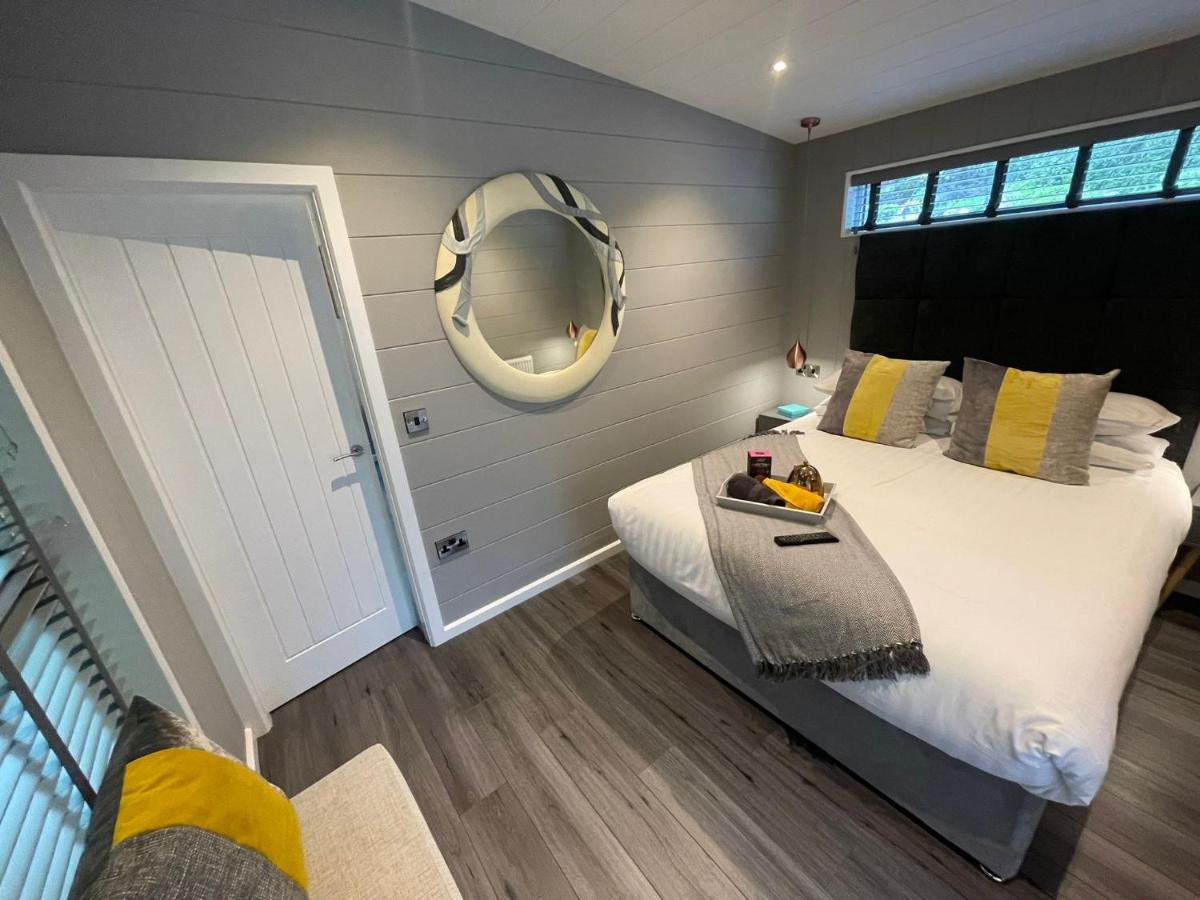 P56 - Studio Pod with Hot Tub - Housity