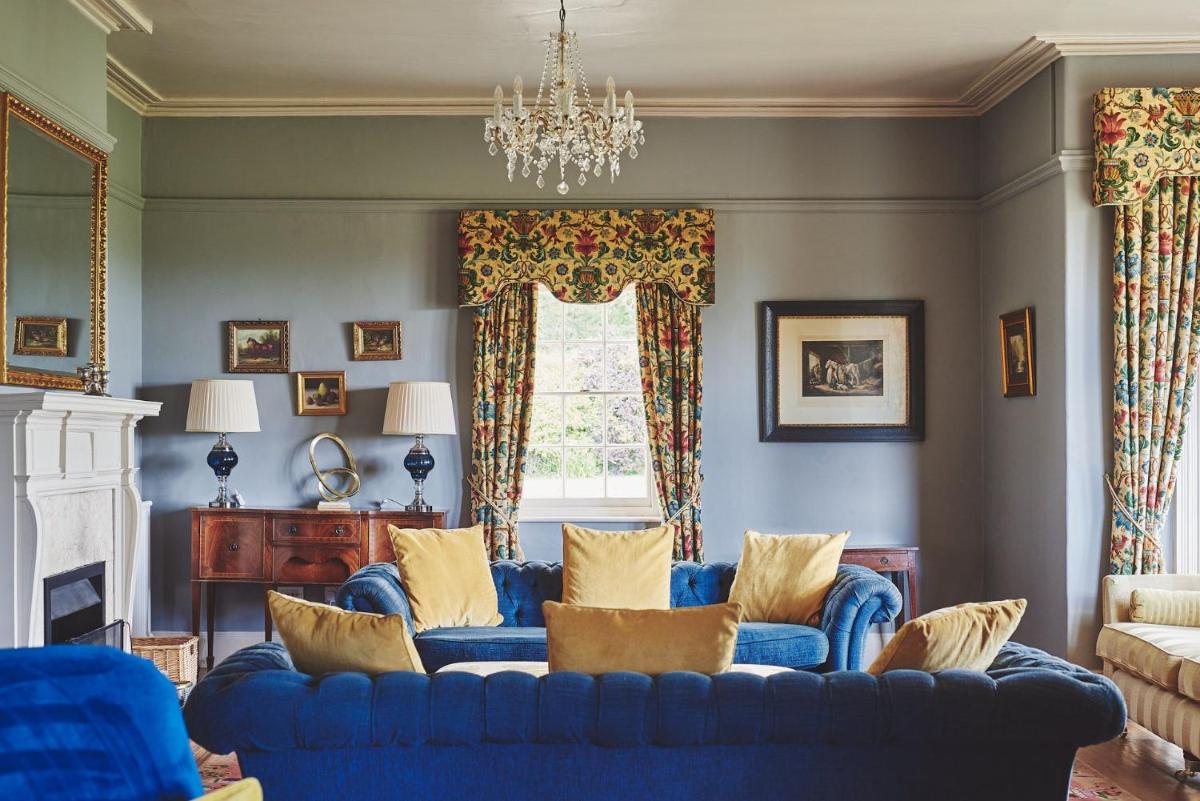Equestrian Manor - Housity