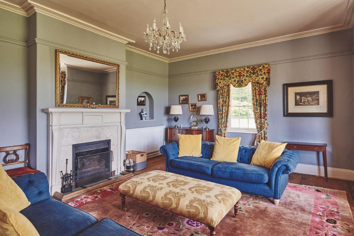 Equestrian Manor - Housity